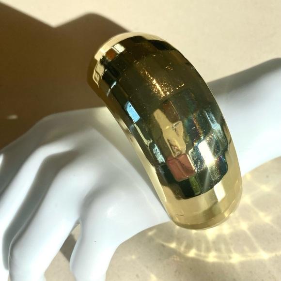 Jewelry - Vintage Acrylic Wavy Faceted Gold Metallic Bangle Bracelet Size 9 🪩